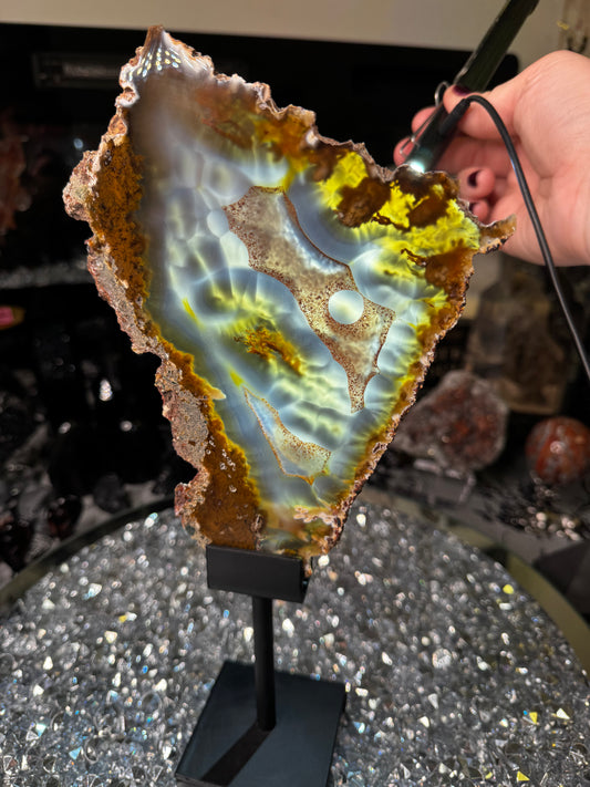Red agate and moss slab with stand